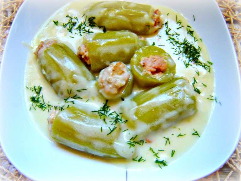 Ogórki faszerowane mięsem w śmietanowym sosie