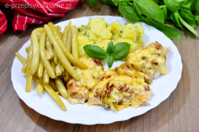 PIERSI Z KURCZAKA ZAPIEKANE Z SEREM I POMIDORAMI