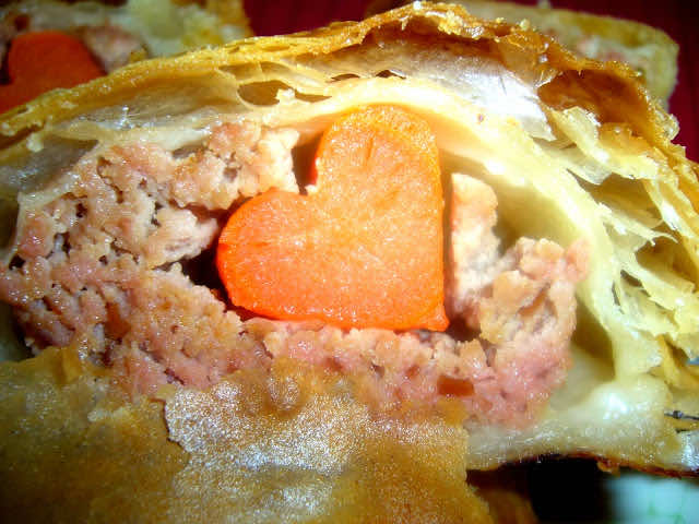 Rolada z parówek z sercem w cieście francuskim