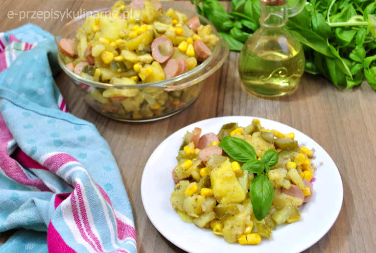 SAŁATKA Z ZIEMNIAKAMI I OGÓRKAMI MAŁOSOLNYMI