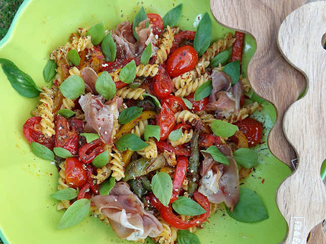 Fusilli z warzywami i szynką długodojrzewającą z tajską nutą