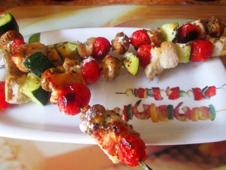 Grillowane szaszłyki z wołowiny, cukinii, pieczarek i pomidorów