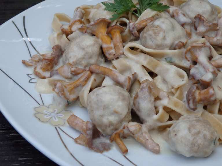 Pulpeciki z indyka z kurkami i makaronem