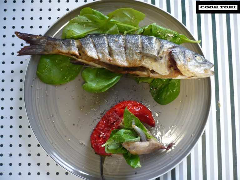 Labraks z zieloną herbatą i granatem