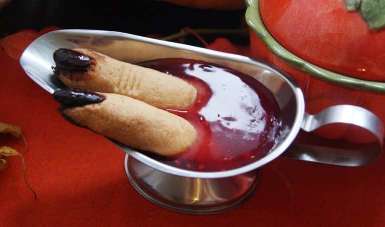 Halloween: brudne paluchy