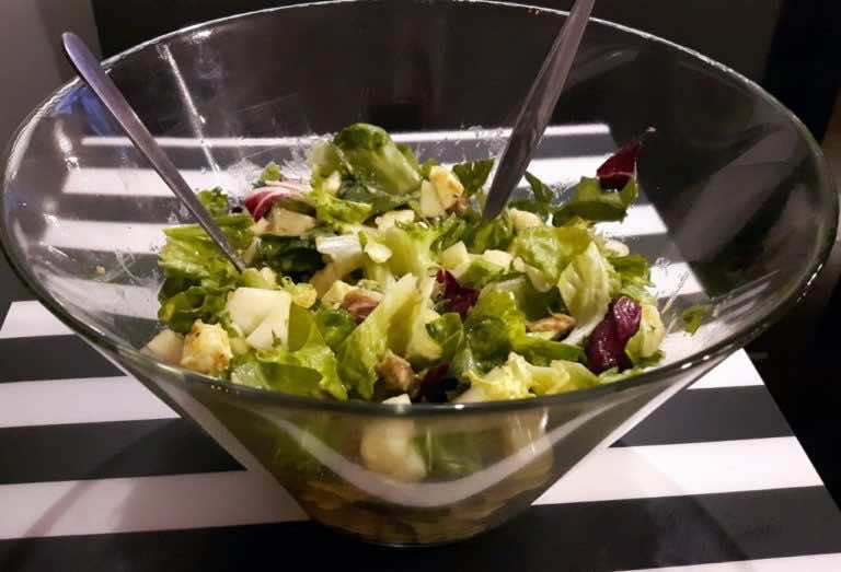 Sałatka z gruszką i serem pleśniowym