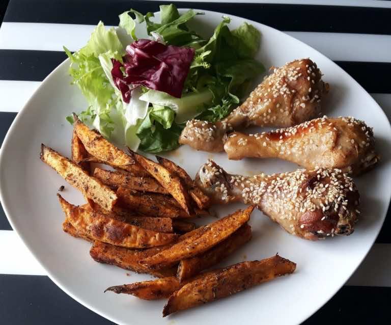 Pieczone podudzia z kurczaka z miodem i sezamem + frytki z batatów