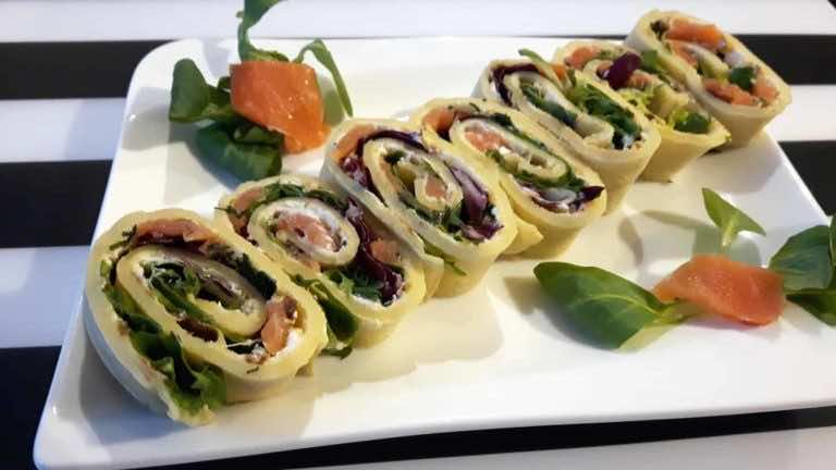 Roladki naleśnikowe z łososiem