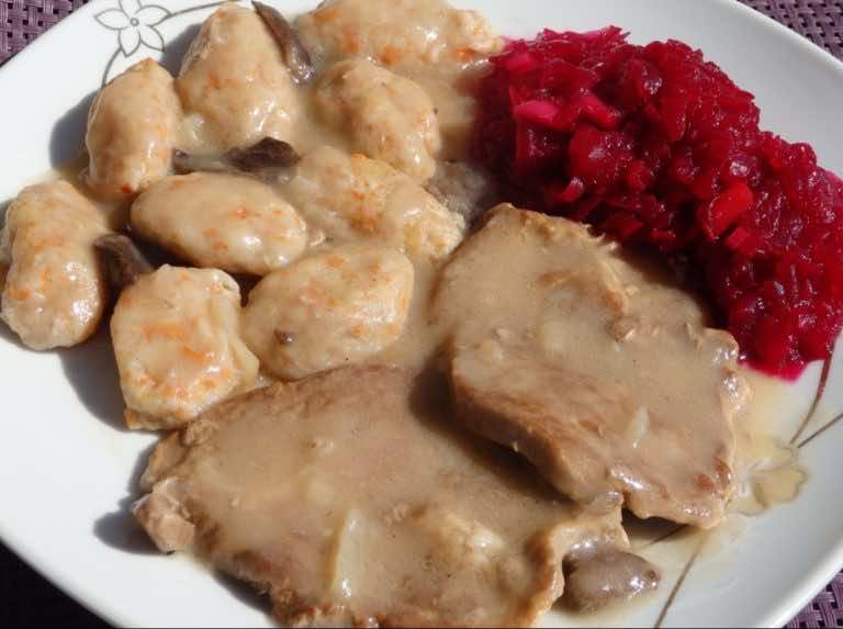 Karkówka duszona w sosie grzybowym