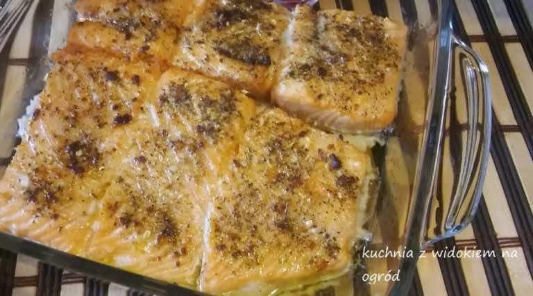 Łosoś pieczony w ziołach toskańskich, aromatyczny, soczysty z piekarnika.