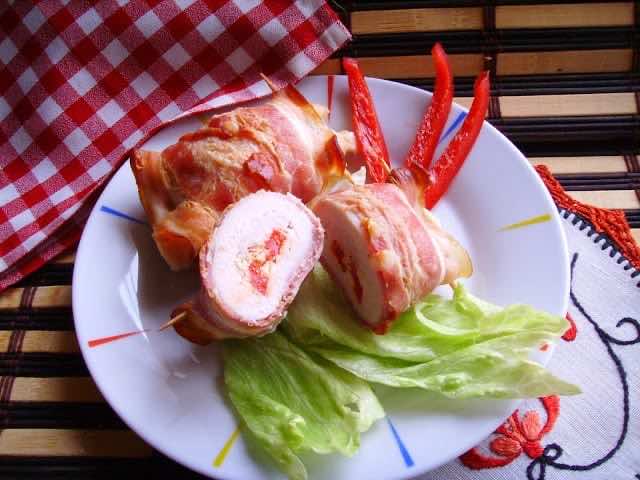 Roladki z piersi kurczaka z fetą i papryką zawijane w boczku.