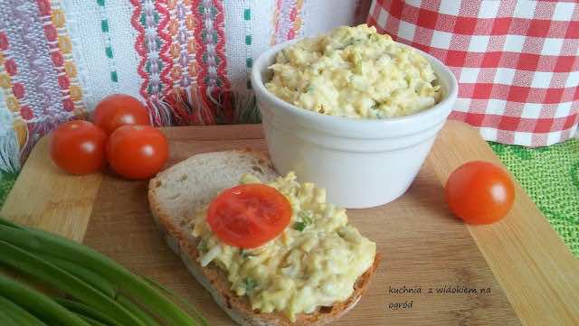 Pasta z sera żółtego z jajkiem i cebulką. Pasta serowa.