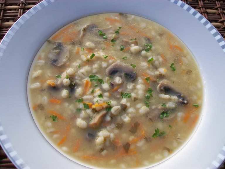 Zupa pieczarkowa z pęczakiem