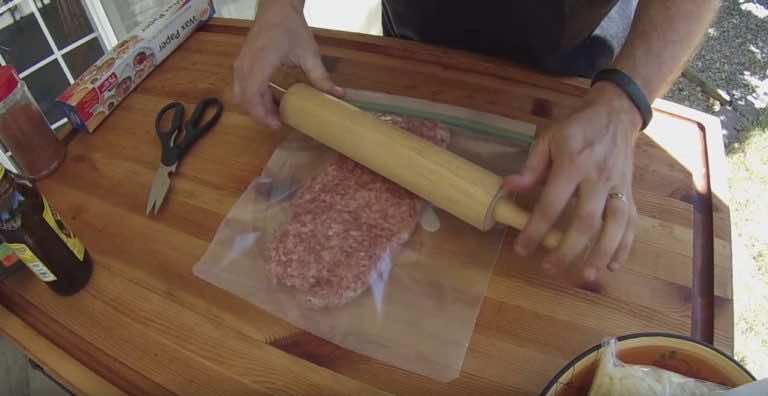 Najpierw rozwałkował mięso mielone, a potem zrobił z niego doskonałe danie, którego musisz spróbować!