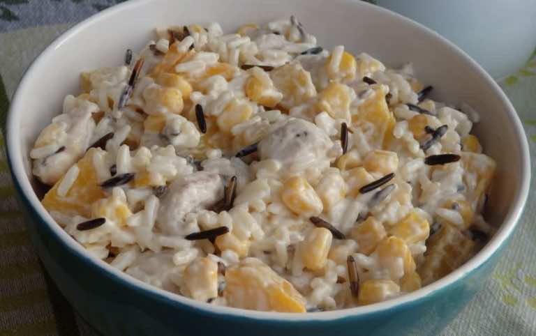 Sałatka ryżowa z kurczakiem i brzoskwiniami