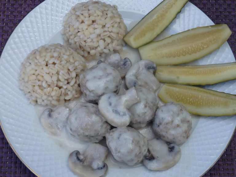 Pulpety z indyka w sosie śmietanowo-pieczarkowym