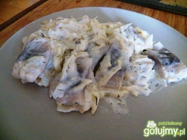 Śledź wigilijny z jabłkiem i koperkiem