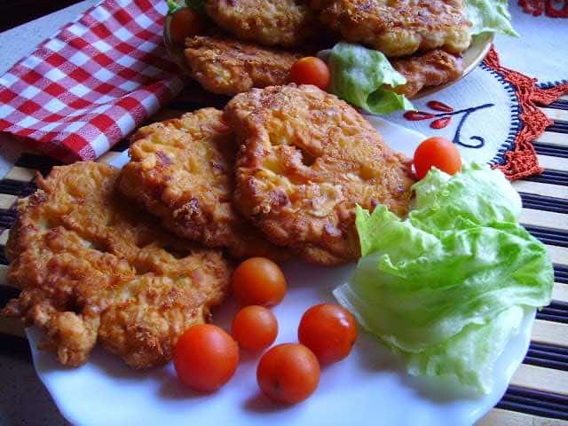 Naleśnikowe placuszki z szynką, serem i innymi dodatkami a’la pizzerinki.