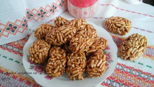 Szyszki z ryżu preparowanego i krówek.