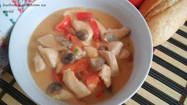 Gulasz drobiowy z papryką i pieczarkami. Błyskawiczny gulasz z piersi kurczaka.