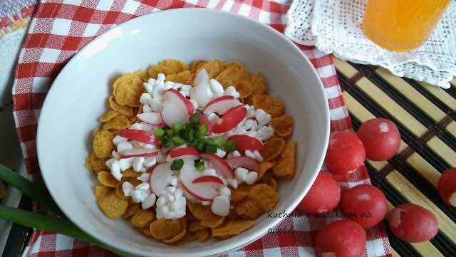 Płatki śniadaniowe z serkiem wiejskim i rzodkiewką, Zdrowe, szybkie śniadanie.