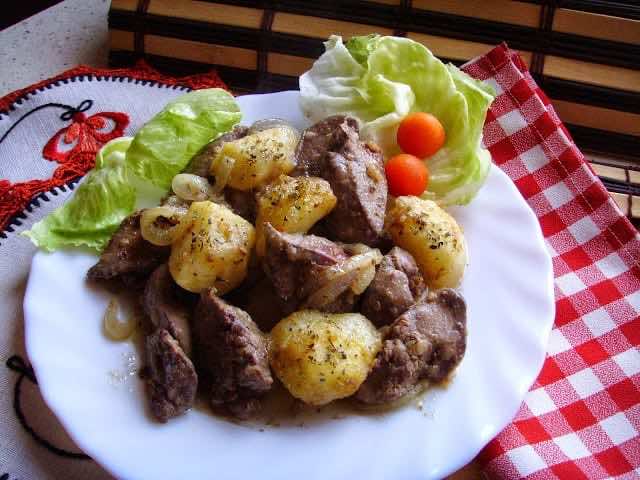 Wątróbka drobiowa smażona z cebulą i jabłkami. Aromatyczna z majerankiem.