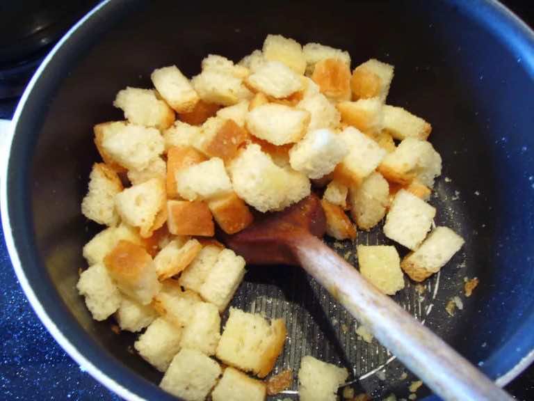 Grzanki czosnkowe do zupy, sałatki