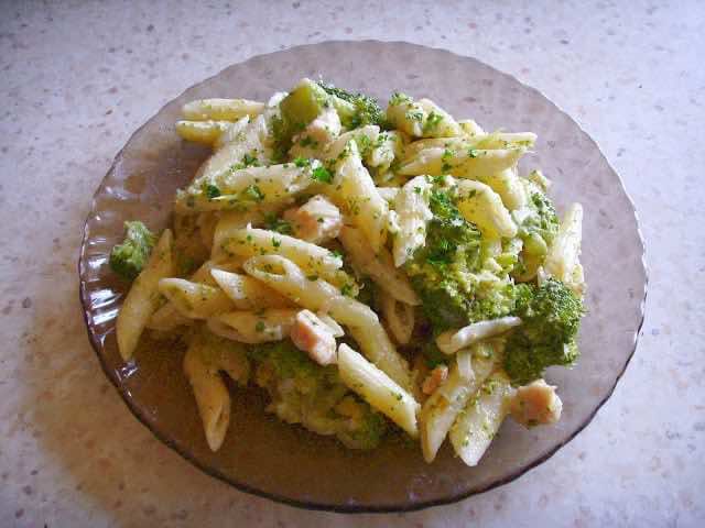 Penne z brokułem i piersią kurczaka w sosie z serka mascarpone.