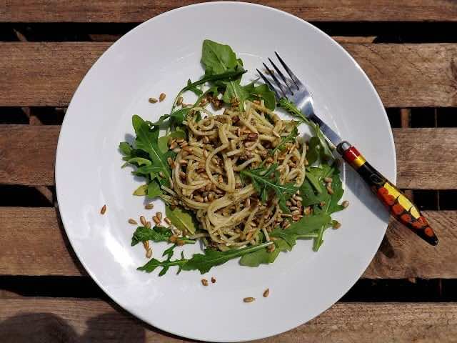 Spaghetti z pastą serowo oliwkową i prażonym słonecznikiem