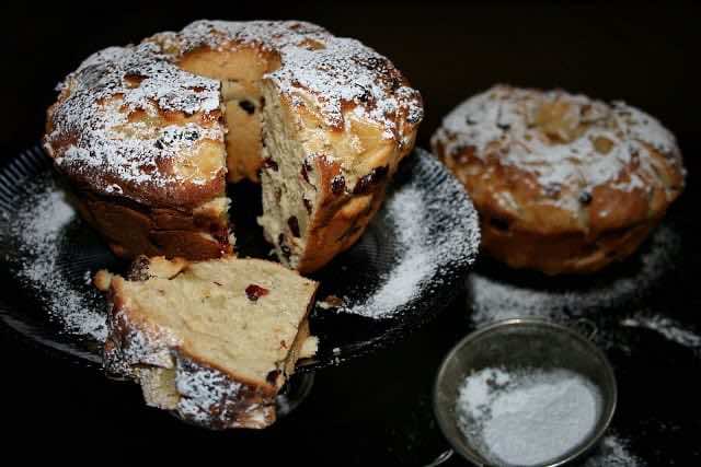 Drożdżowe babki z jabłkami, żurawiną i rodzynkami