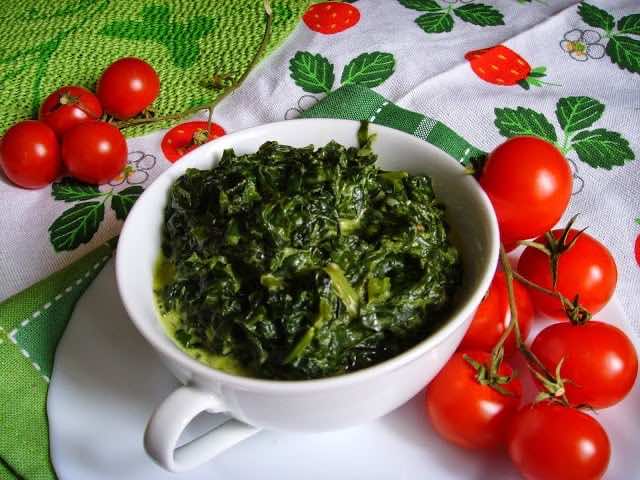 Szpinak ze śmietaną i czosnkiem.