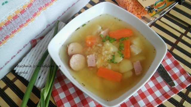 Zupa z czerwonej soczewicy na wędzonce z ziemniakami. Sycąca, zimowa zupa.