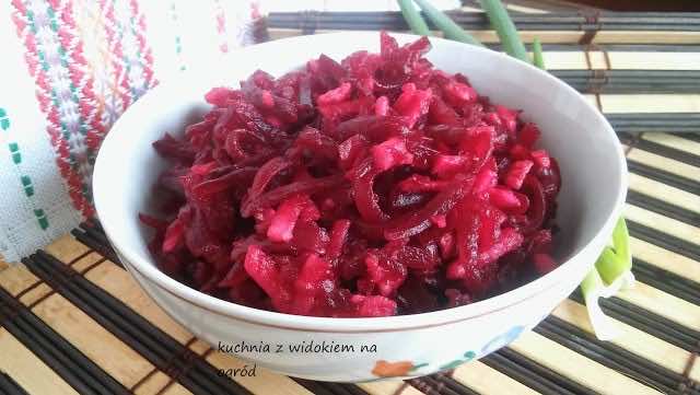 Buraczki z jabłkiem. Szybka sałatka obiadowa z buraków. Przepis podstawowy.