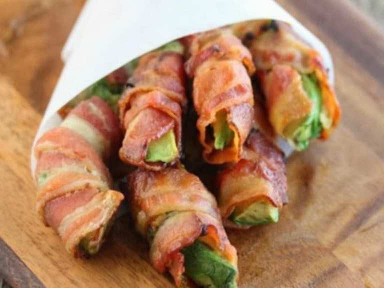 Bekon i awokado to jedyne składniki, których potrzebujesz aby zrobić tę genialną przekąskę!