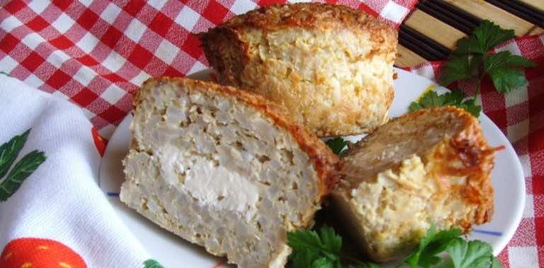 Muffinki mięsno – ryżowe z fetą zapiekane w kokilkach. Fajna przekąska lub obiad.