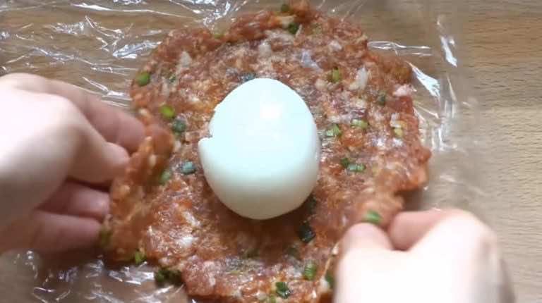 Jajko obtoczone mięsem mielonym to świetny pomysł na danie!