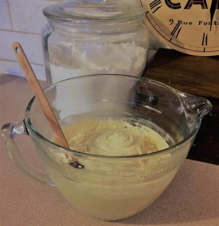 W misce wymieszała kilka składników. Ten smakołyk polubi cała rodzina!