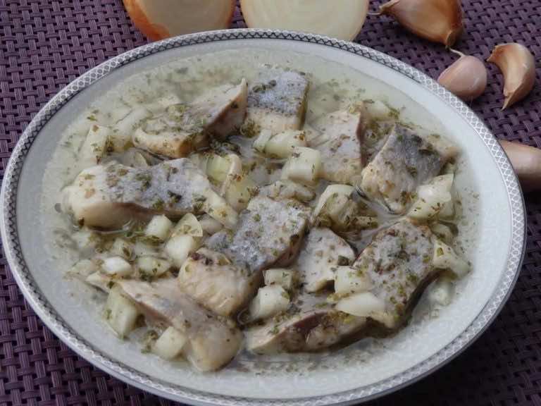 Śledzie w oleju z majerankiem i czosnkiem