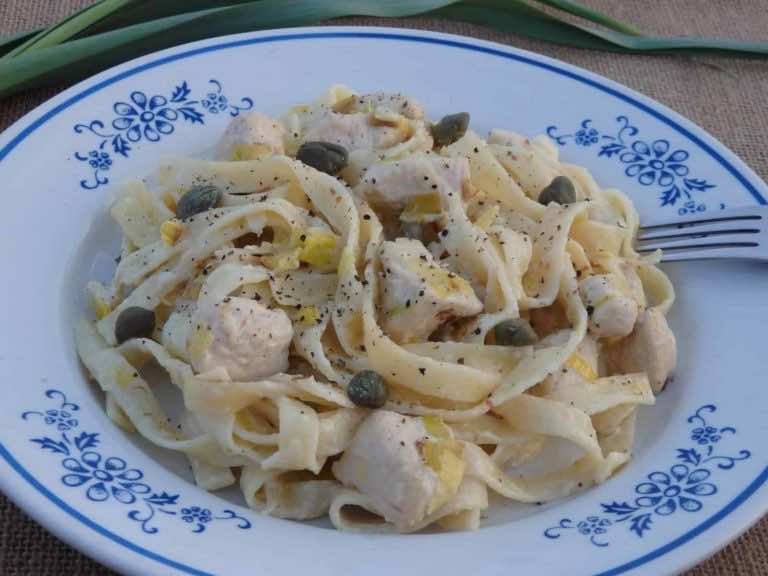 Tagliatelle z kurczakiem i porem w sosie śmietankowym