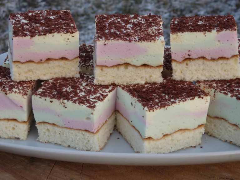 Kolorowa pianka na biszkopcie