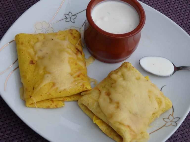 Żółte naleśniki zapiekane z kurczakiem i brokułem