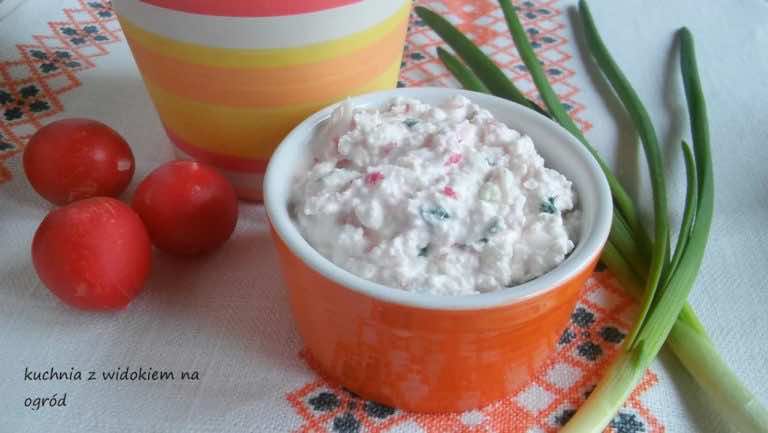 Twarożek z rzodkiewką i zieloną cebulką. Pasta śniadaniowa z rzodkiewką.