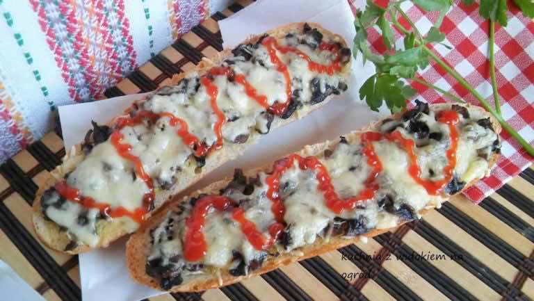 Zapiekanki z pieczarkami i serem żółtym, klasyczne jak z budki.