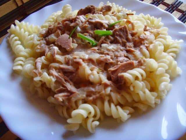 Makaron z tuńczykiem. Smaczny, szybki obiad.