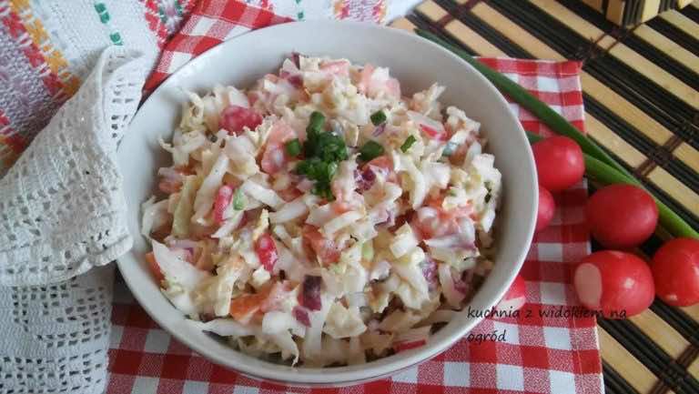 Surówka obiadowa z kapusty pekińskiej z pomidorem w śmietanie.