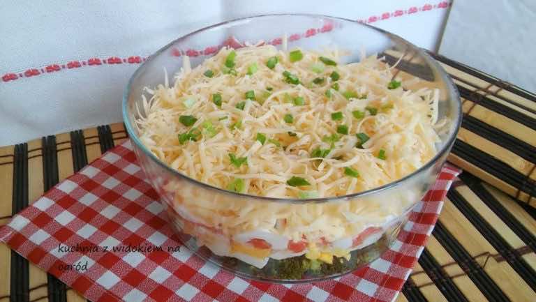 Sałatka brokułowa warstwowa. Szybka imprezowa, grillowa i świąteczna :)