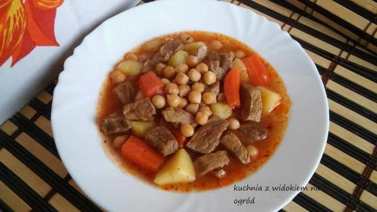 Zupa gulaszowa wieprzowa z cieciorką. Jednodaniowy sycący obiad.