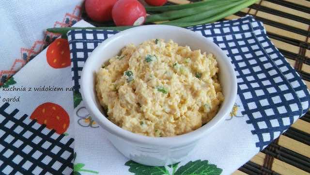 Pasta z pieczonej ryby i jajek. Pasta rybna na kanapki.