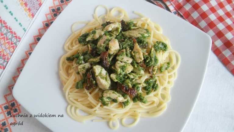 Spaghetti z kurczakiem, szpinakiem i suszonymi pomidorami.