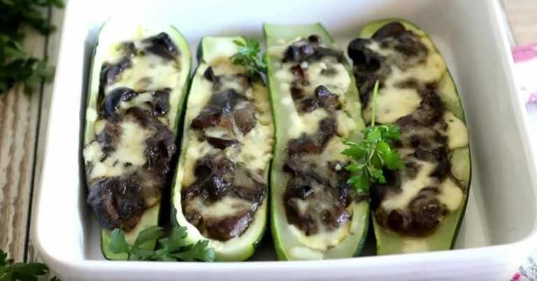 Cukinia nadziewana grzybami na obiad